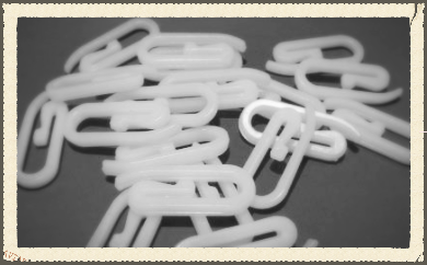 Białe agrafki - haczyki do firan i zasłon – trwałe i uniwersalne akcesoria do zawieszania firan i zasłon