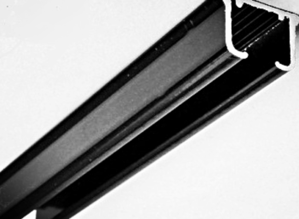 Nowoczesna czarna szyna KS – idealna do zasłon i firan, odporna na promieniowanie UV i łatwa w montażu