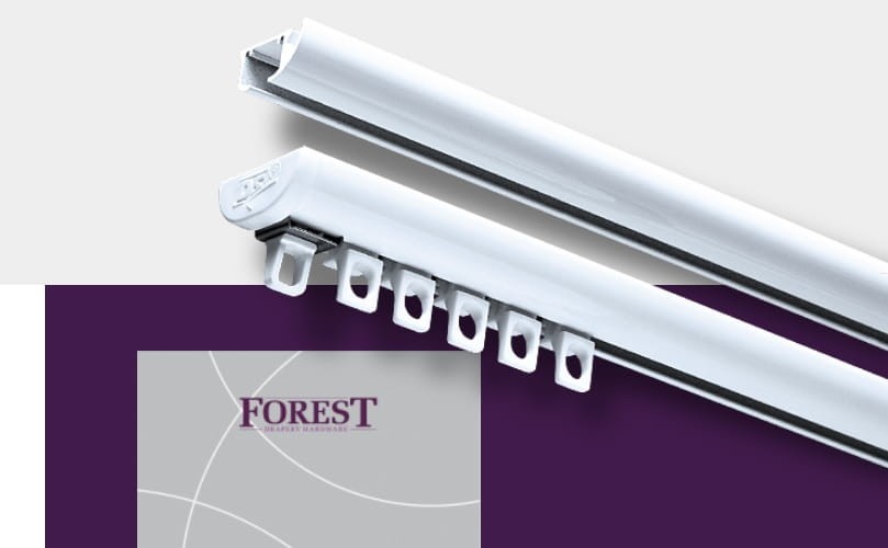 Szyna aluminiowa DS w białym kolorze – niezawodna w każdym detalu." Idealna do zawieszania tkanin, szyna DS w kolorze białym zapewnia estetyczny wygląd i trwałość, a jej uniwersalny kolor pasuje do wnętrz o różnych stylach.