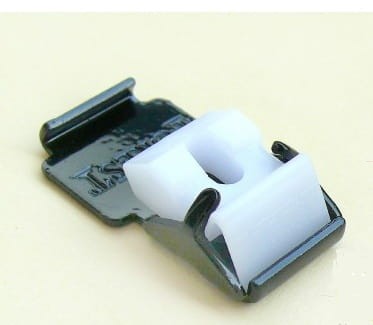 Montaż czarnej szyny aluminiowej CKS — uchwyt sufitowy