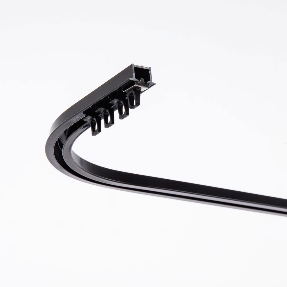 Szyna aluminiowa sufitowa KS Recess w kolorze czarnym zamocowana w nowoczesnym wnętrzu, prezentująca subtelną elegancję i minimalistyczny design.