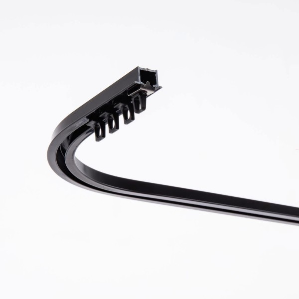 Szyna aluminiowa sufitowa KS Recess w kolorze czarnym zamocowana w nowoczesnym wnętrzu, prezentująca subtelną elegancję i minimalistyczny design.