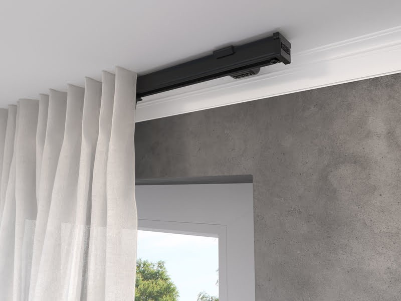 Czarna szyna sufitowa KS – minimalistyczny design, możliwość gięcia i szybki montaż do sufitu lub ściany.