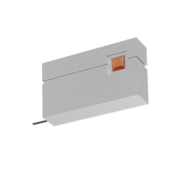 Końcówka Q-ART SQUARE w stalowym kolorze z bursztynowym detalem – elegancki dodatek do karniszy, idealny do ciepłych, nowoczesnych aranżacji.