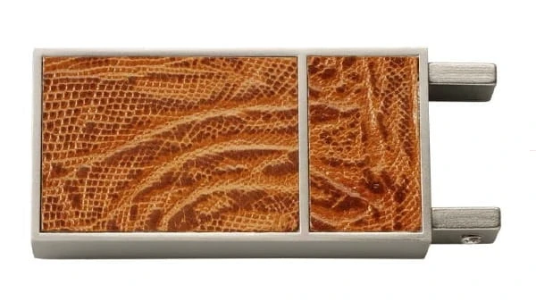 Końcówka BOSS SQUARE II łącząca stal z brązową skórą, zapakowana w blister, doskonała do eleganckich wnętrz w stylu klasycznym i nowoczesnym.