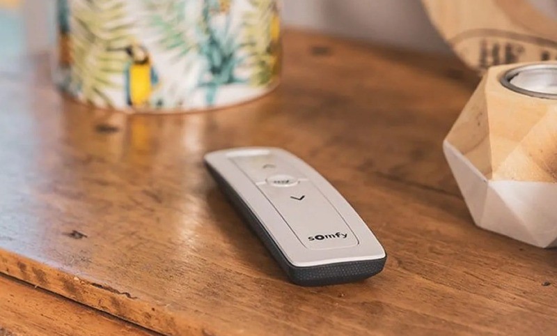 Pilot Somfy Situo 1 RTS Pure II – biały minimalistyczny design, widok z przodu